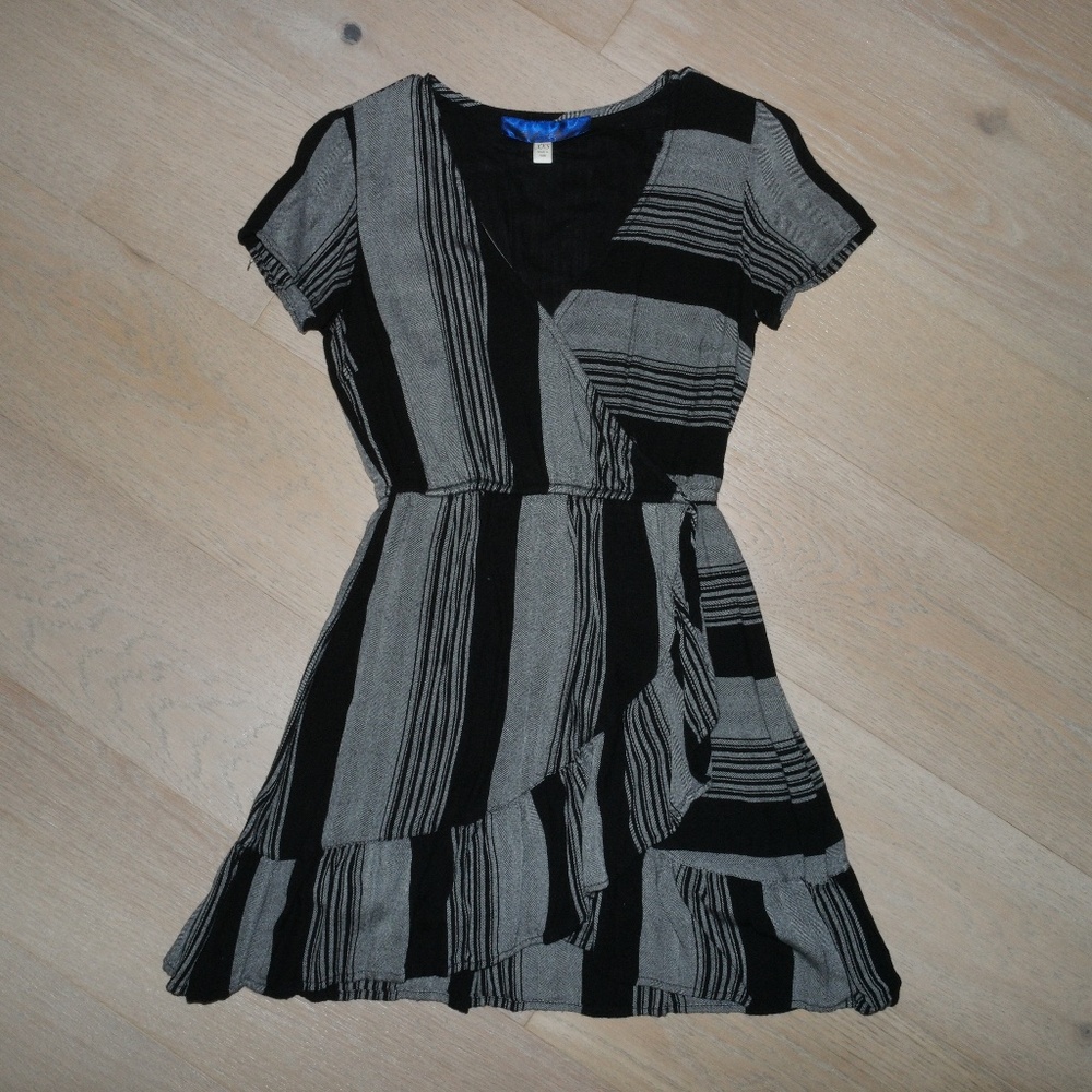 Women's Sleeved Striped Black and Gray Flowy Wrap Ruffle Dress XXS | Francesca's